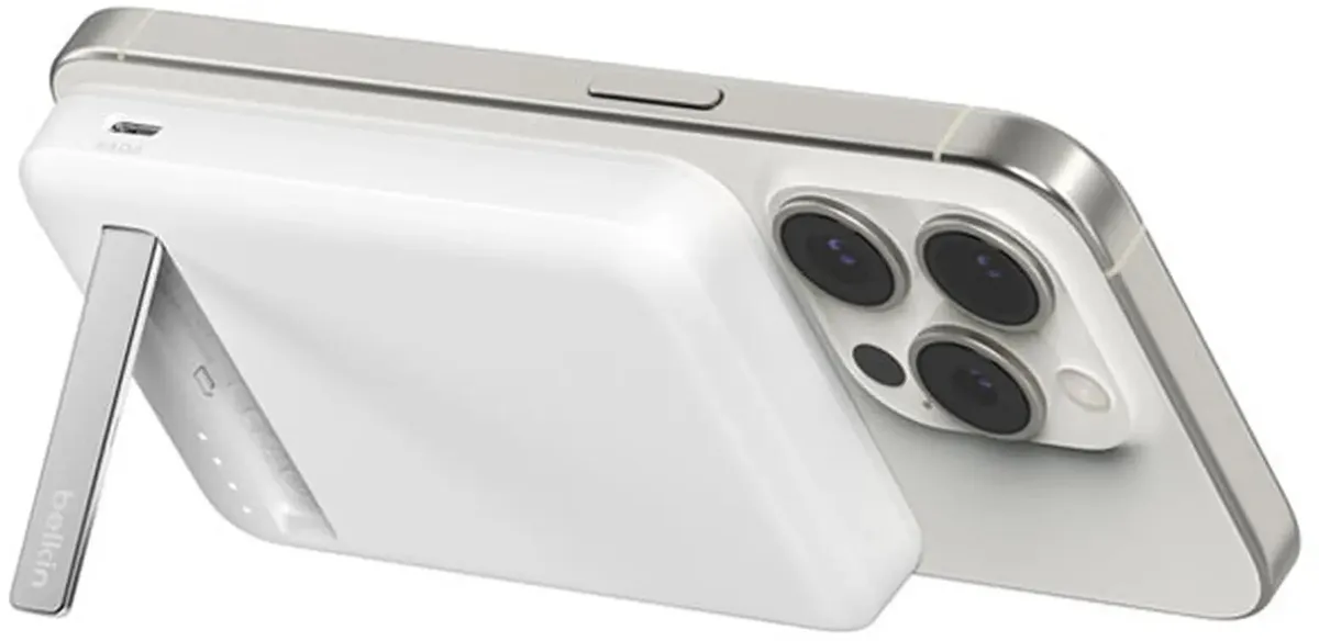 Портативный внешний аккумулятор Belkin 8k Qi2 MagSafe Compatible Powerbank with Kickstand, White (BPD007BTWH)