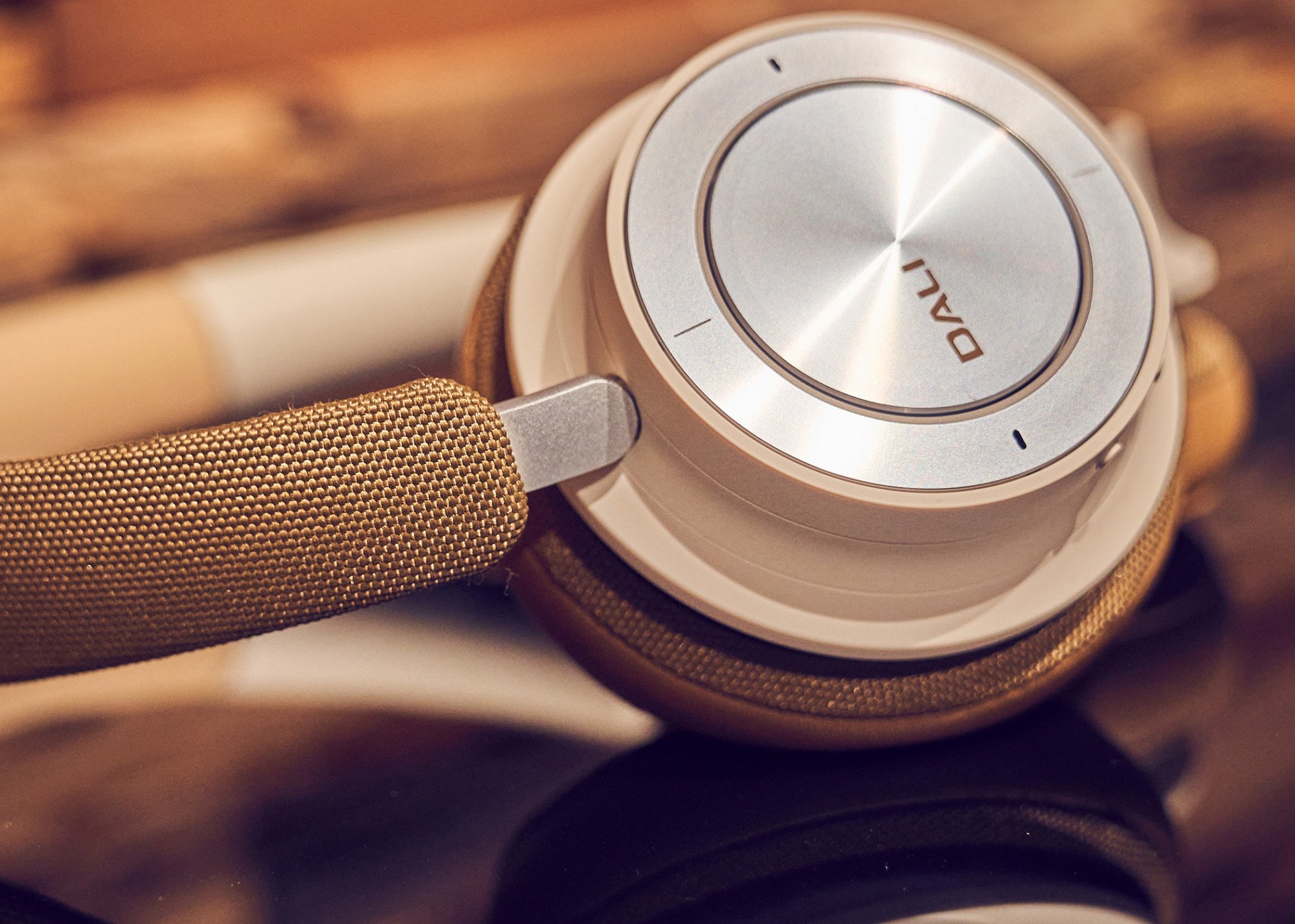 Наушники-полноразмерные беспроводные DALI IO-8 карамельно-белый (203082)