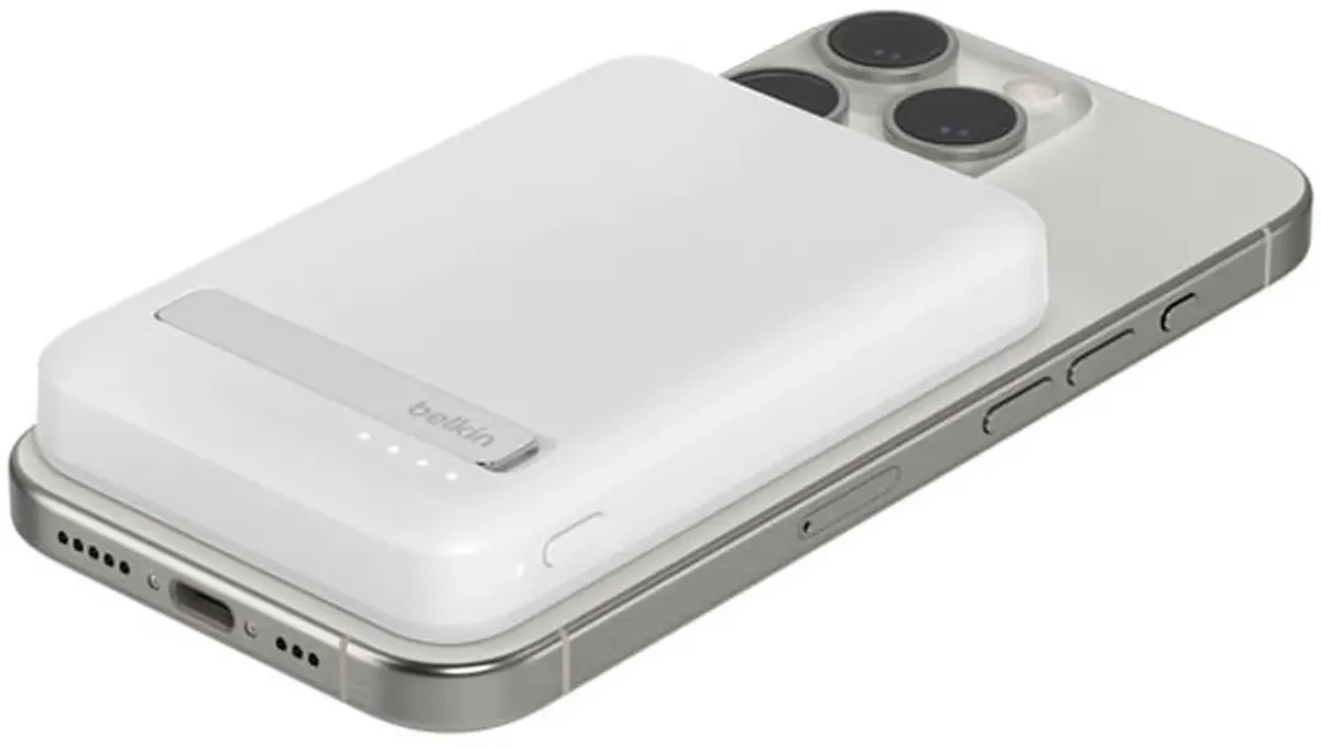 Портативный внешний аккумулятор Belkin 8k Qi2 MagSafe Compatible Powerbank with Kickstand, White (BPD007BTWH)