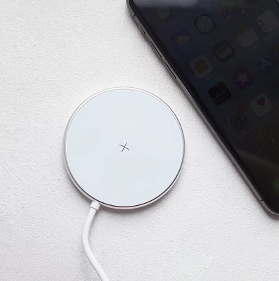 Беспроводное зарядное устройство Olmio MagCharge QI 15W белый (43922)